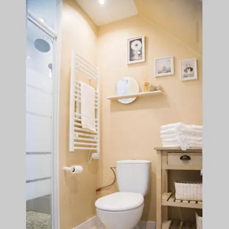 Tres Jolie Maison A Cote De La *
