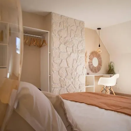 Tres Jolie Maison A Cote De La *